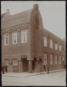 878046 Gezicht op de voor-en zijgevel van het kantoorgebouw van de Nationale Bankvereeniging (Vredenburg 26) te ...